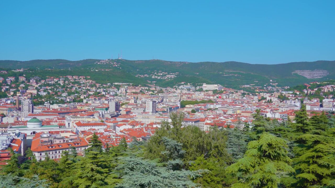 Vista della città vecchia e delle montagne dalla piattaforma di osservazione