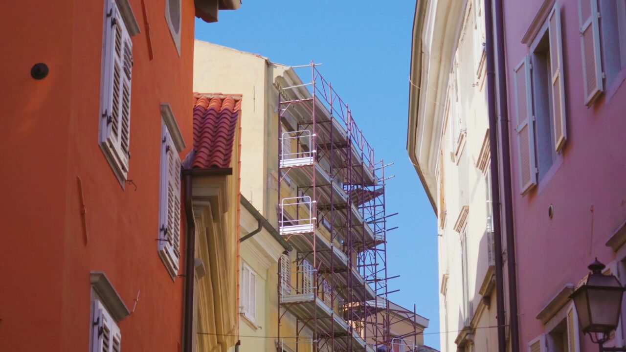 Edificio storico con ponteggi in una stretta strada cittadina