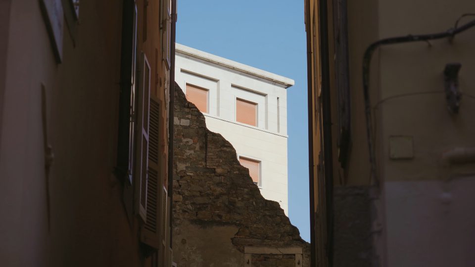 L’angolo dell’edificio bianco sembra fuori dall’antica struttura in rovina