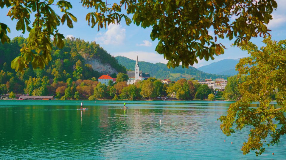 Vista del lago di Bled con la chiesa parrocchiale di San Martino