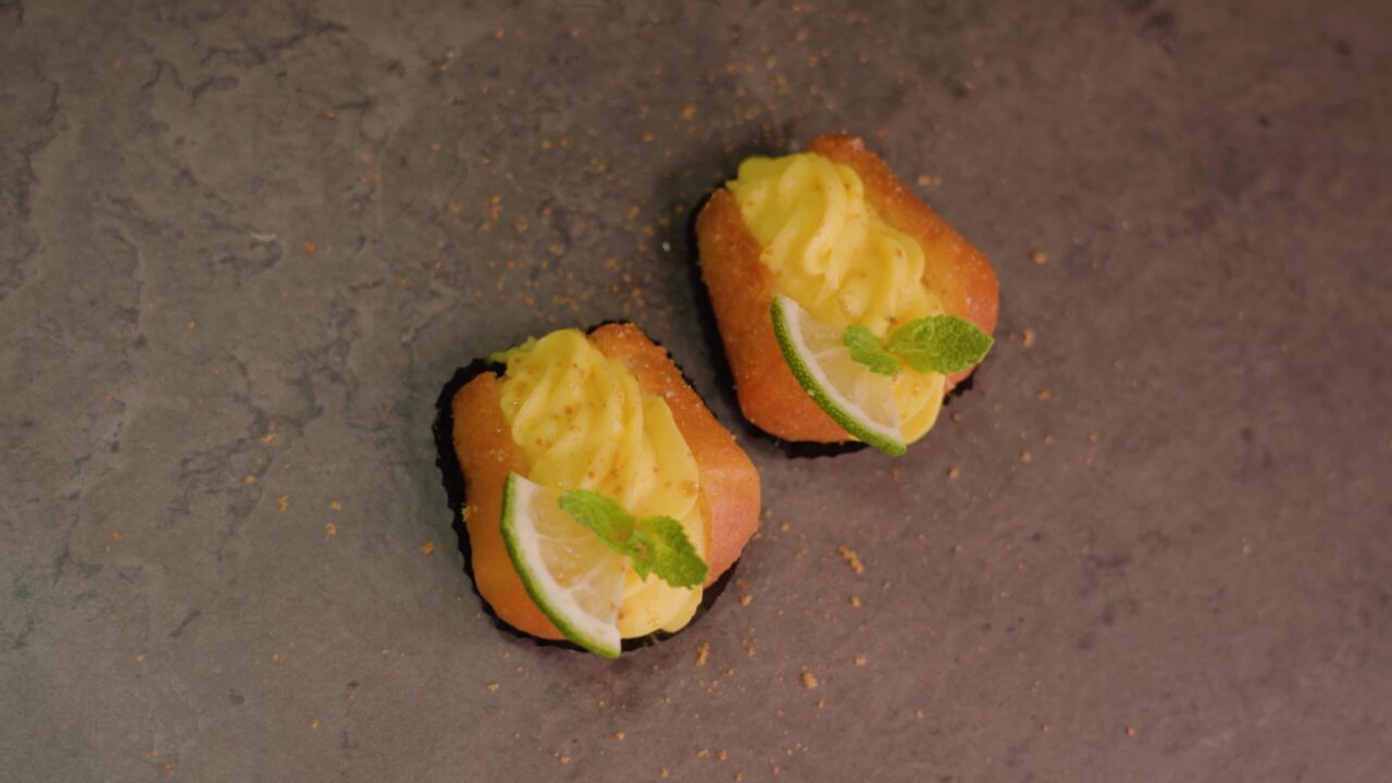 Le torte decorate con crema pasticcera al lime e menta sul tavolo