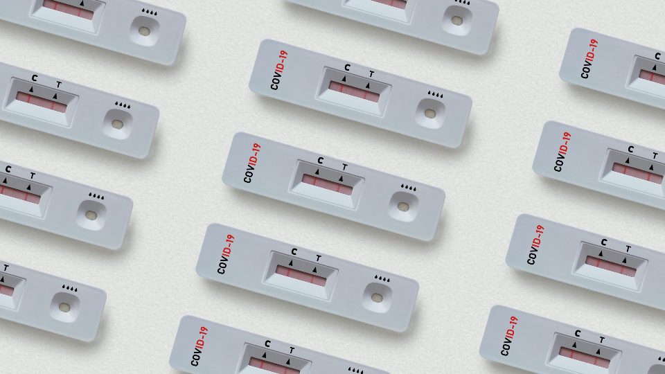 Set di unità di test rapido per coronavirus su sfondo bianco