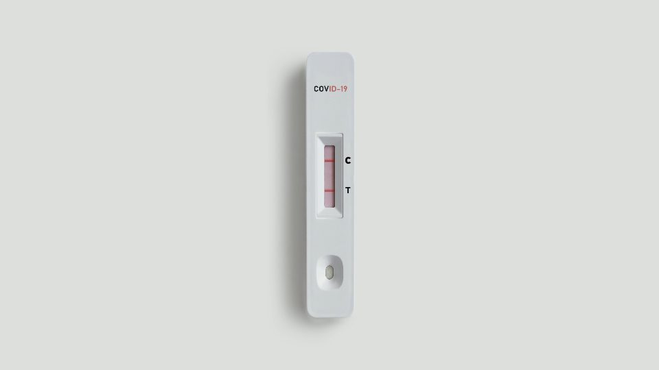 Unità di test diagnostico rapido per covid su sfondo bianco
