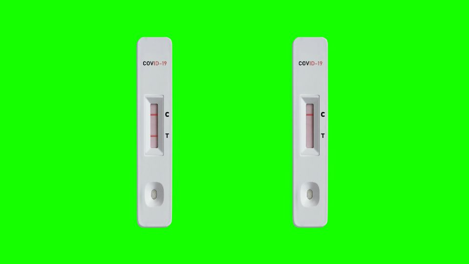 Unità di test diagnostici rapidi per covid su sfondo verde