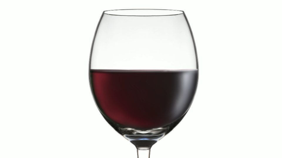 Calice vuoto si riempie di vino rosso su sfondo bianco