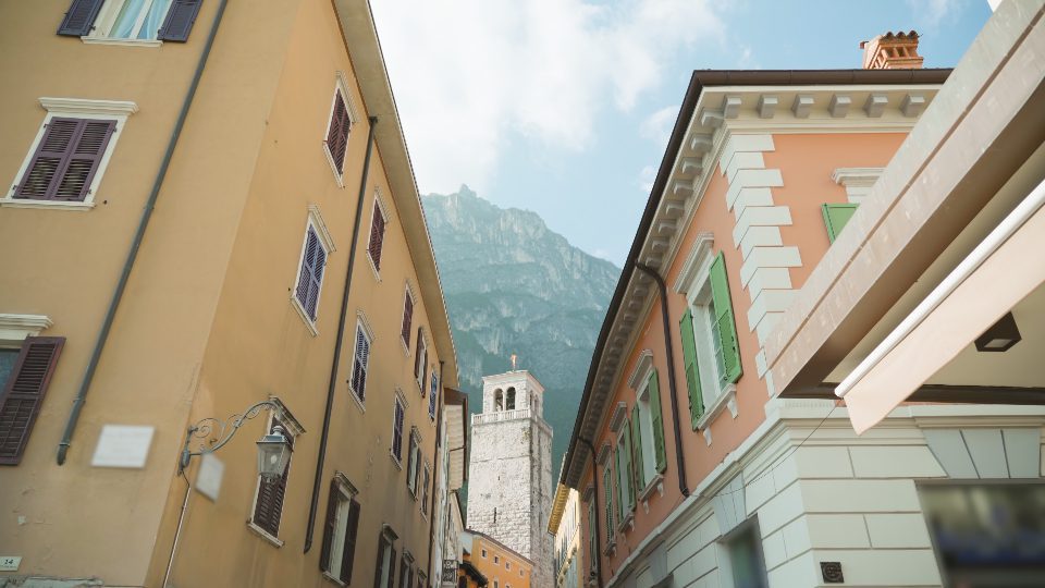 Strada stretta con edifici storici sotto il cielo nuvoloso
