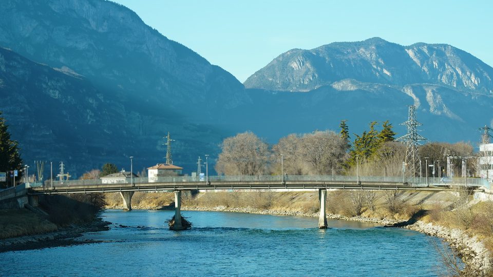 Traffico pesante sul ponte costruito sul fiume blu a Trento