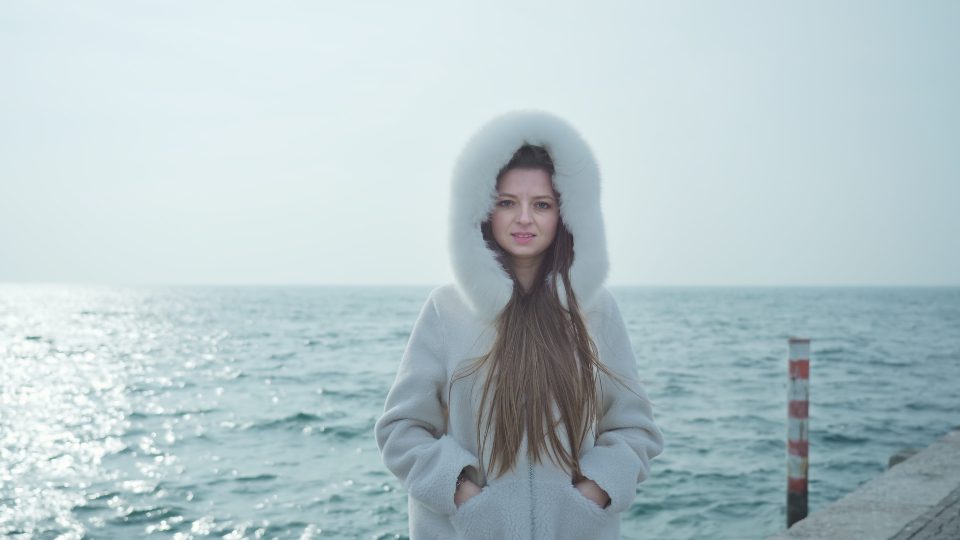 Donna con bellissimo sguardo al lago di Garda