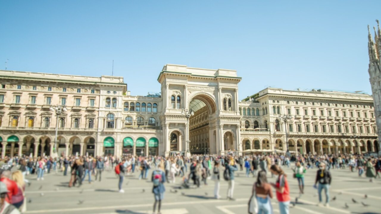 Edificio storico con arco al duomo in piazza Milano