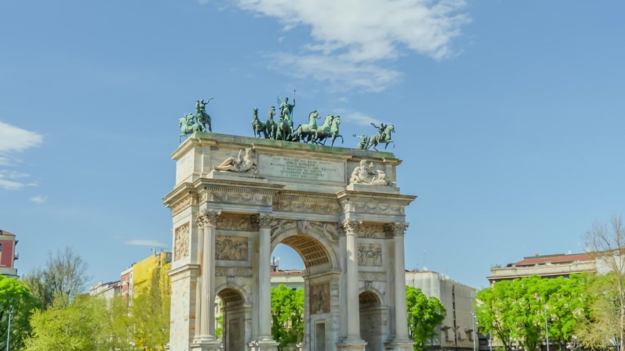 Arco della Pace con statue in cima costruito nel parco di Milano