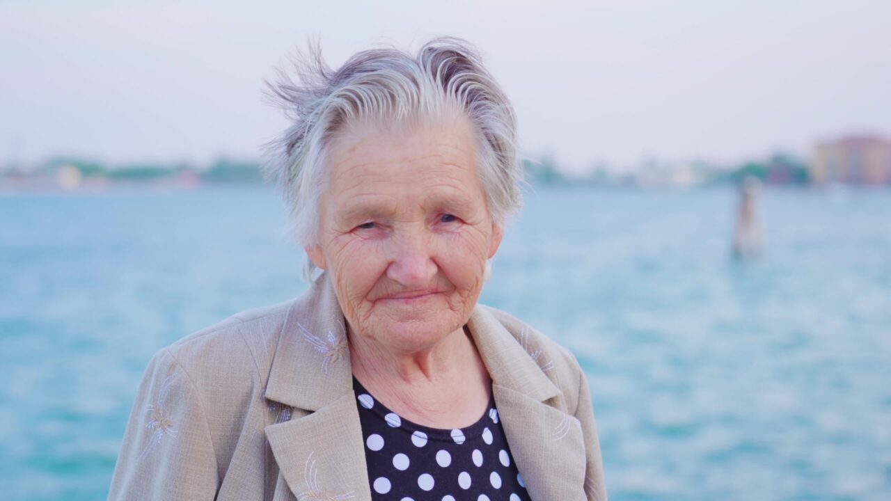 Un’Icona di Grazia: Donna Anziana sul Lungomare