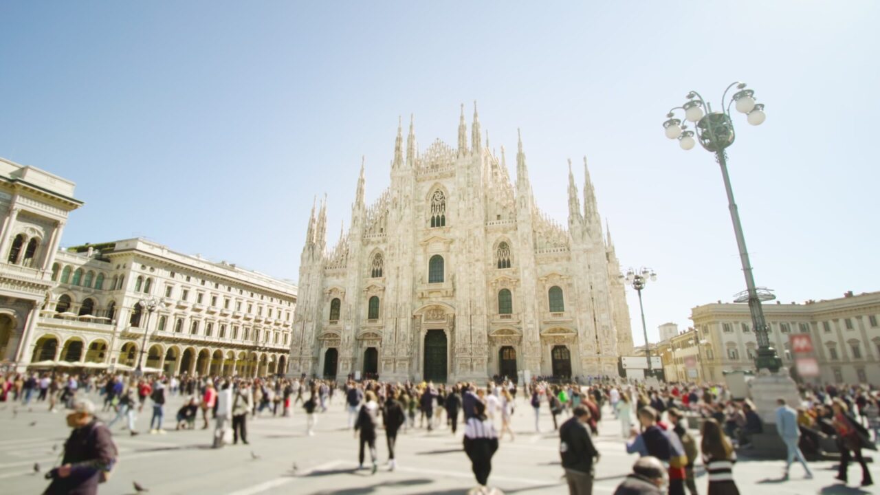 Turisti  sulla piazza centrale di Milano Duomo