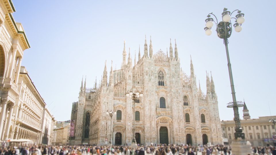 Piazza affollata nel centro di Milano davanti la chiesa Duomo