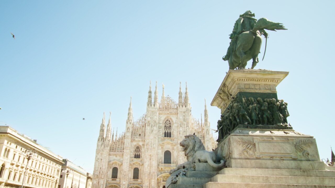 Monumento storico costruito sulla piazza davanti il Duomo di Milano