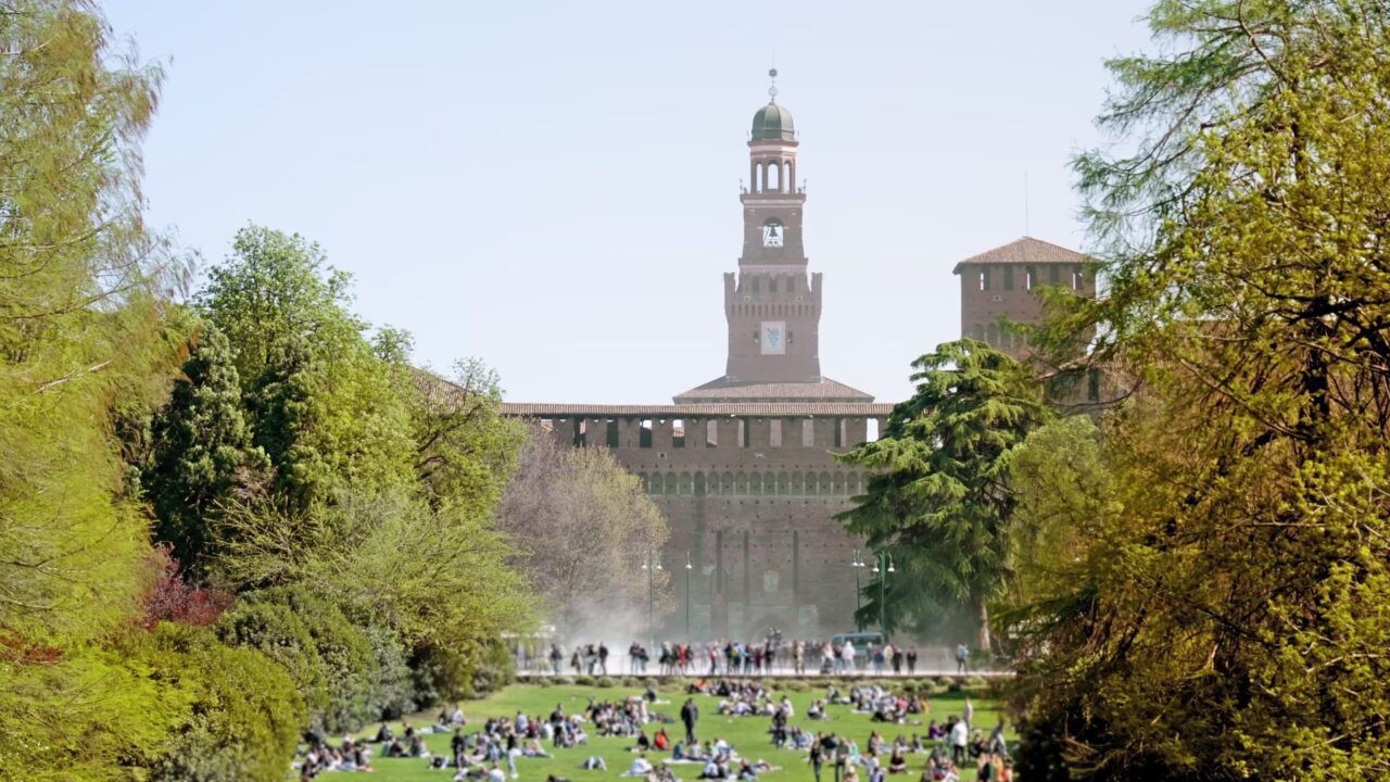 Turisti riposano a Parch Sempion con alberi lussureggianti