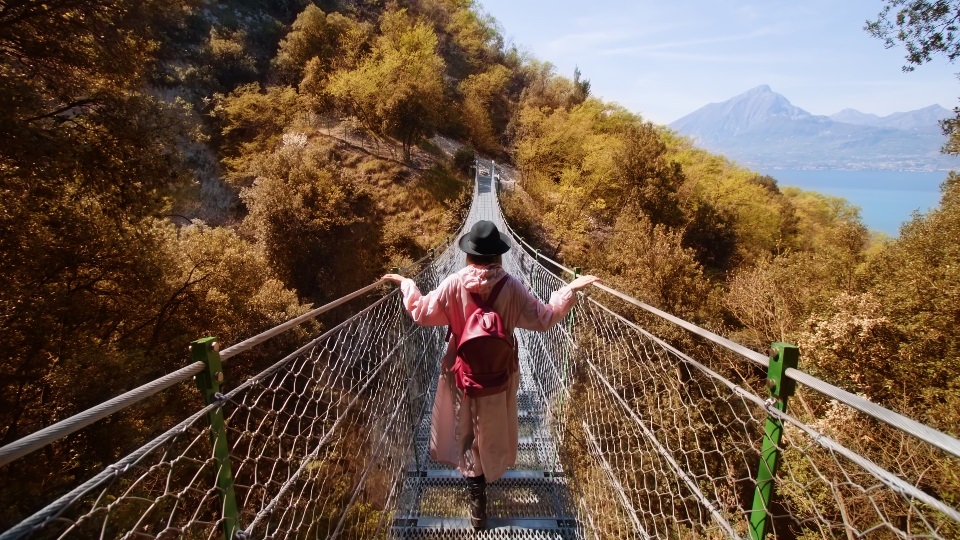 Ponti Sospesi: Dove Avventura e Bellezza si Intrecciano nei Cieli Tibetani