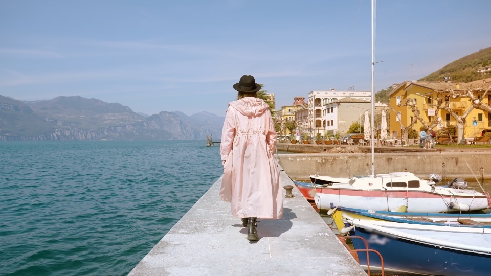Donna cammina sul Lago di Garda