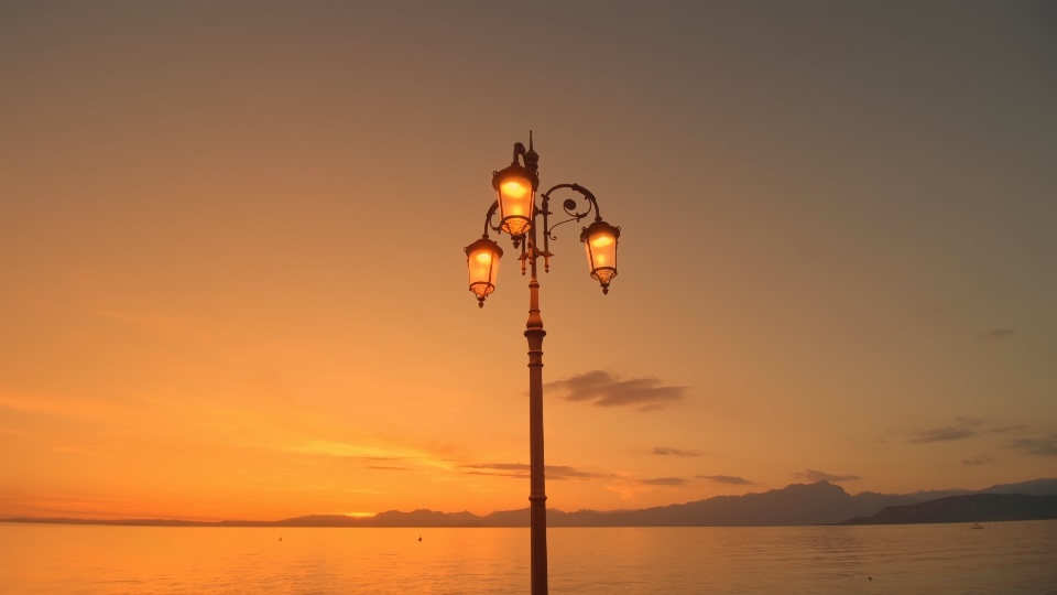 Lanterna luminosa della via costruita sull’argine della città al lago