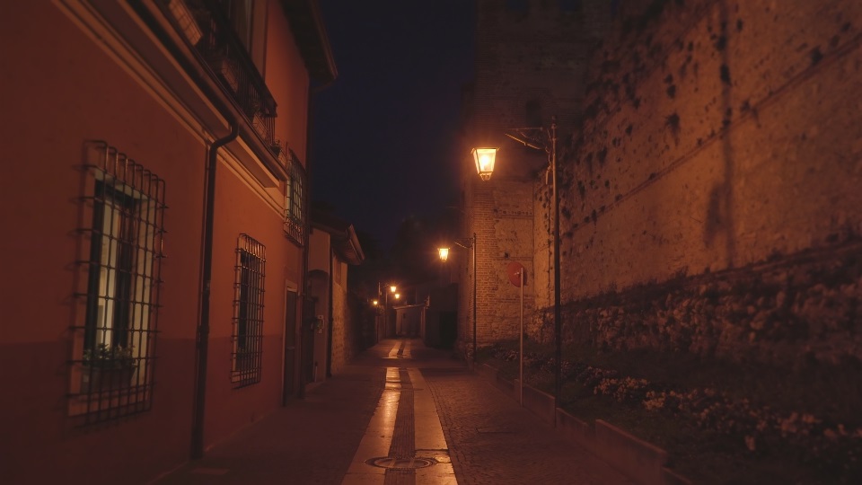 Strada stretta con edifici d’epoca e lanterne luminose