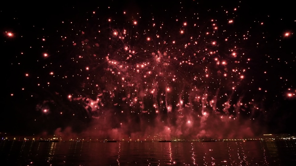 Incredibili fuochi d’artificio scoppiano e brillano nell’aria sopra la città