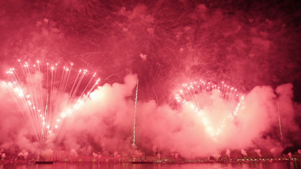 Fuochi d’artificio colorati esplodono su Venezia durante la Festa del Redentore