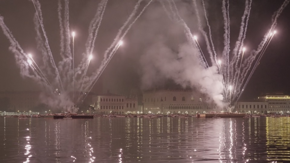 Fuochi d’artificio luminosi lanciati nell’aria diffondendo fumo sulla città