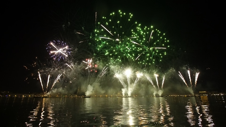 Spettacolo tradizionale con fuochi d’artificio luminosi che esplodono nell’aria