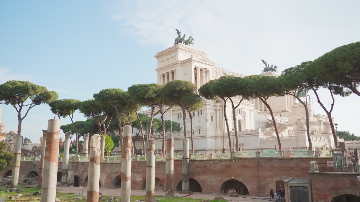 Alti alberi crescono contro l’Altare della Patria nell’antica Roma