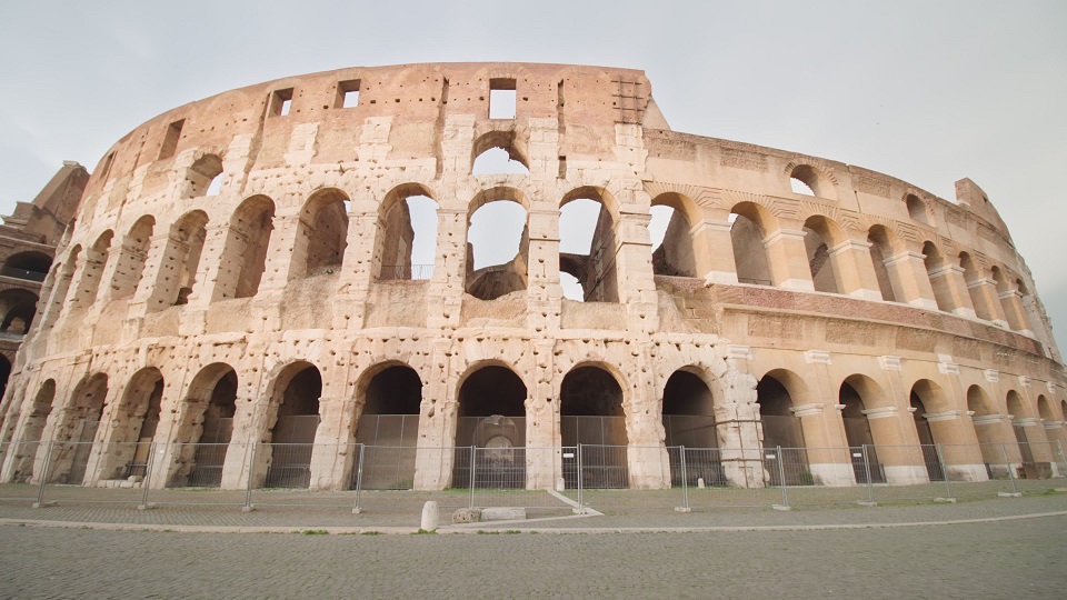 Famoso Colosseo nel centro storico di Roma all’alba