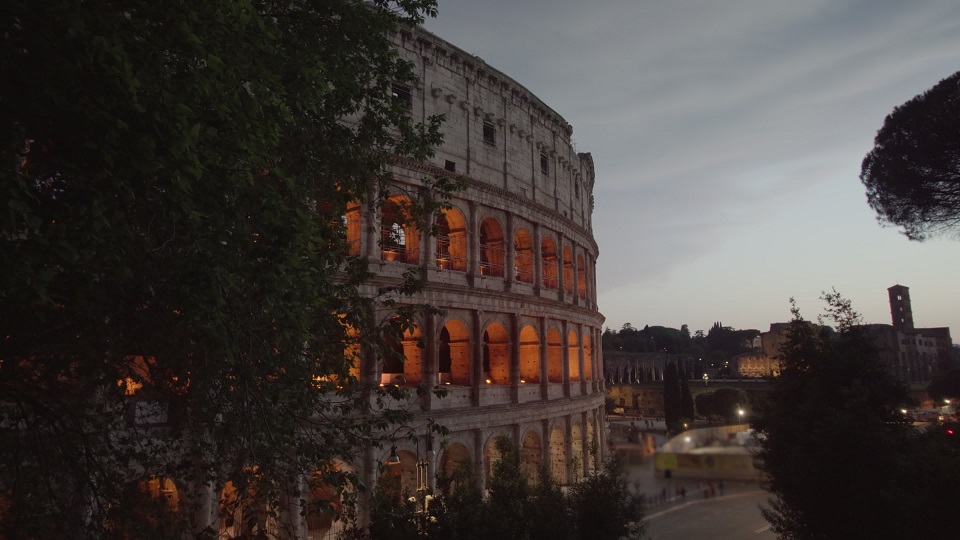 Arena storica del Colosseo a Roma illuminata al crepuscolo