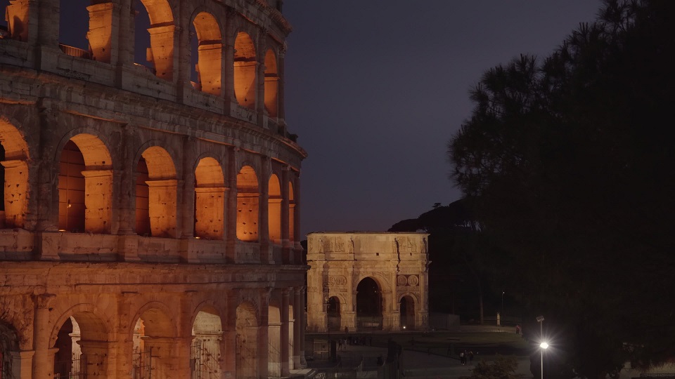 Colosseo illuminato dall’arco trionfale a Roma al crepuscolo
