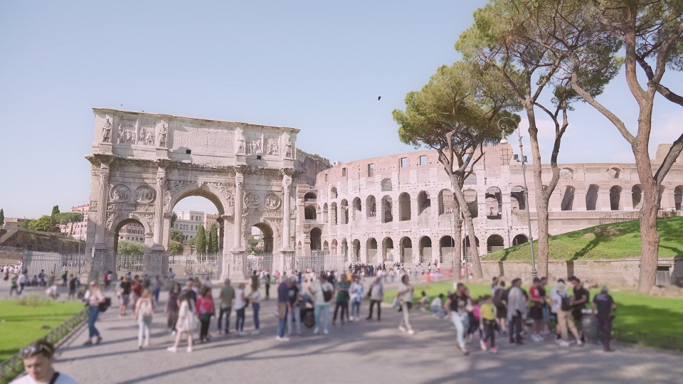 I turisti camminano vicino all’arco trionfale costruito vicino al Colosseo