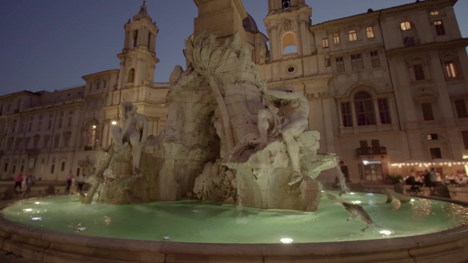Fontana dei Quattro Fiumi di sera a Roma
