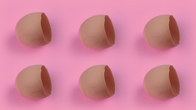 Gusci d’uovo su sfondo rosa