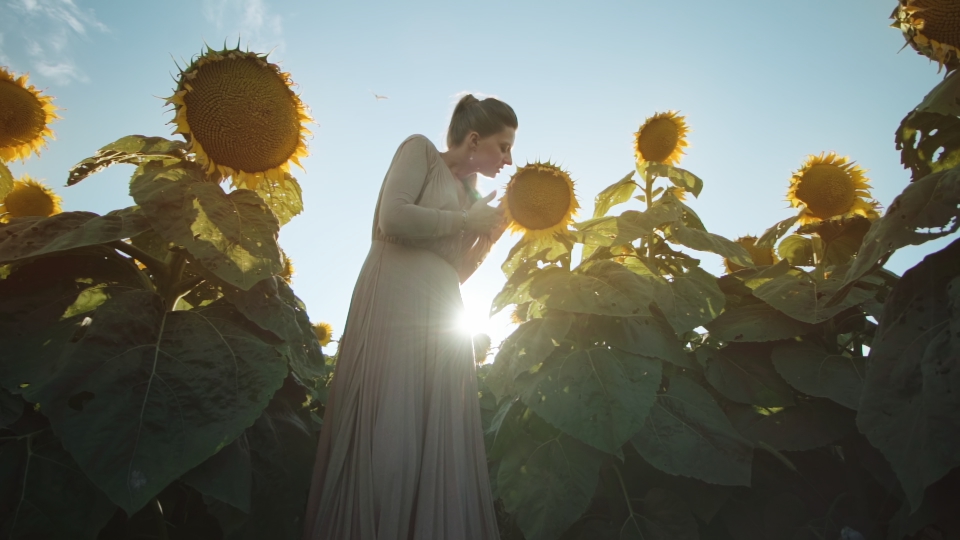 Donna annusa girasole
