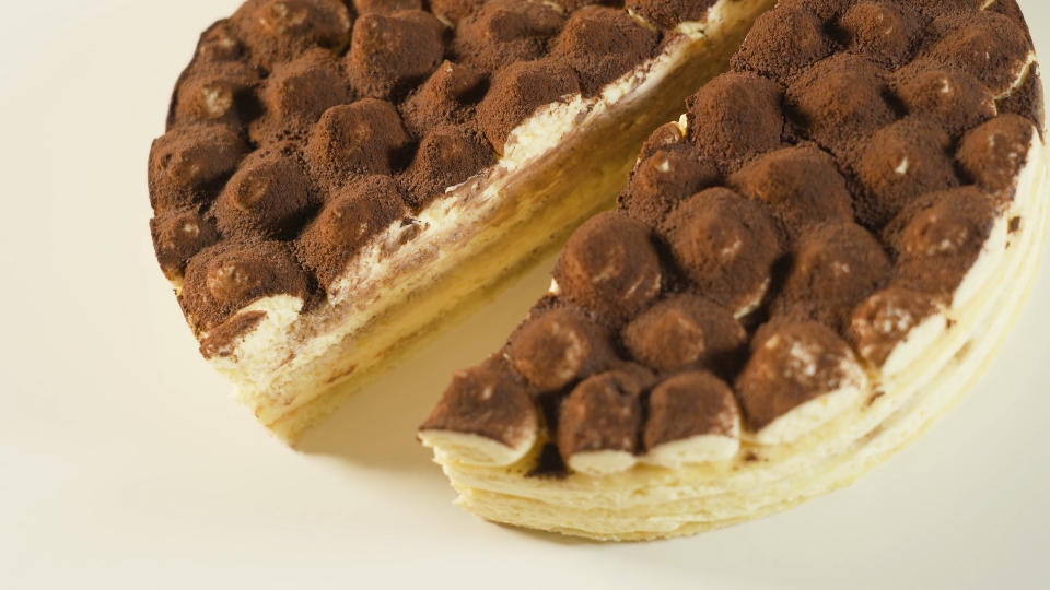 Tiramisù in tavola con una fetta tagliata