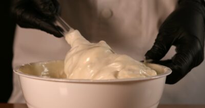 Nel piatto si mescola il cioccolato con il latte