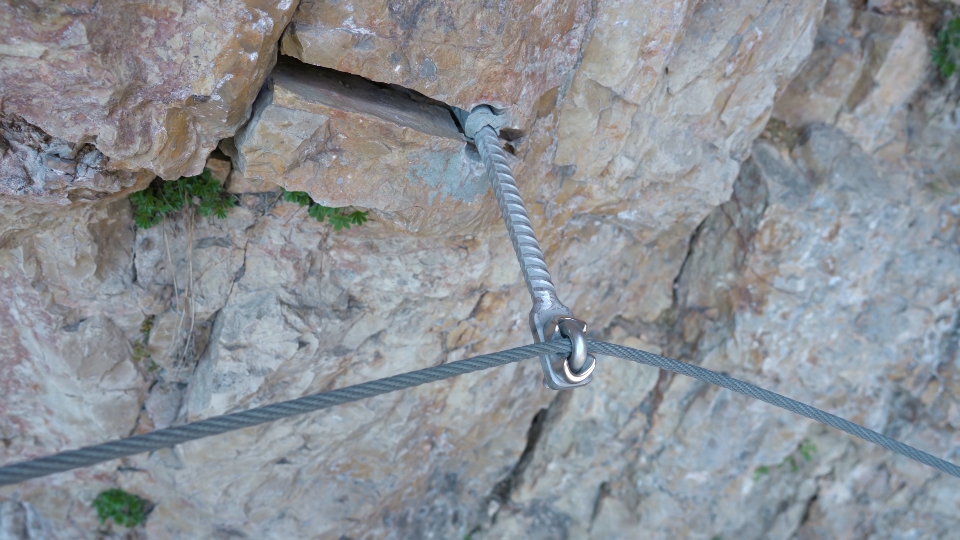 Vite di ancoraggio per la coda d’acciaio in montagna