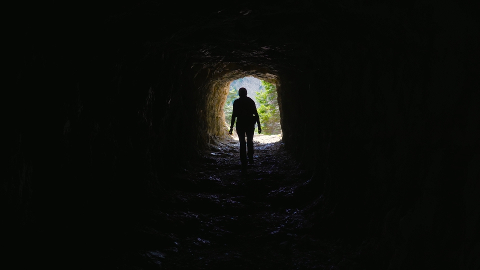 La ragazza cammina all’interno di una grotta in montagna