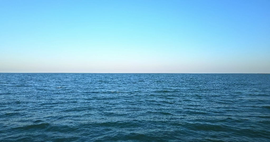 Mare azzurro con linea dell’orizzonte