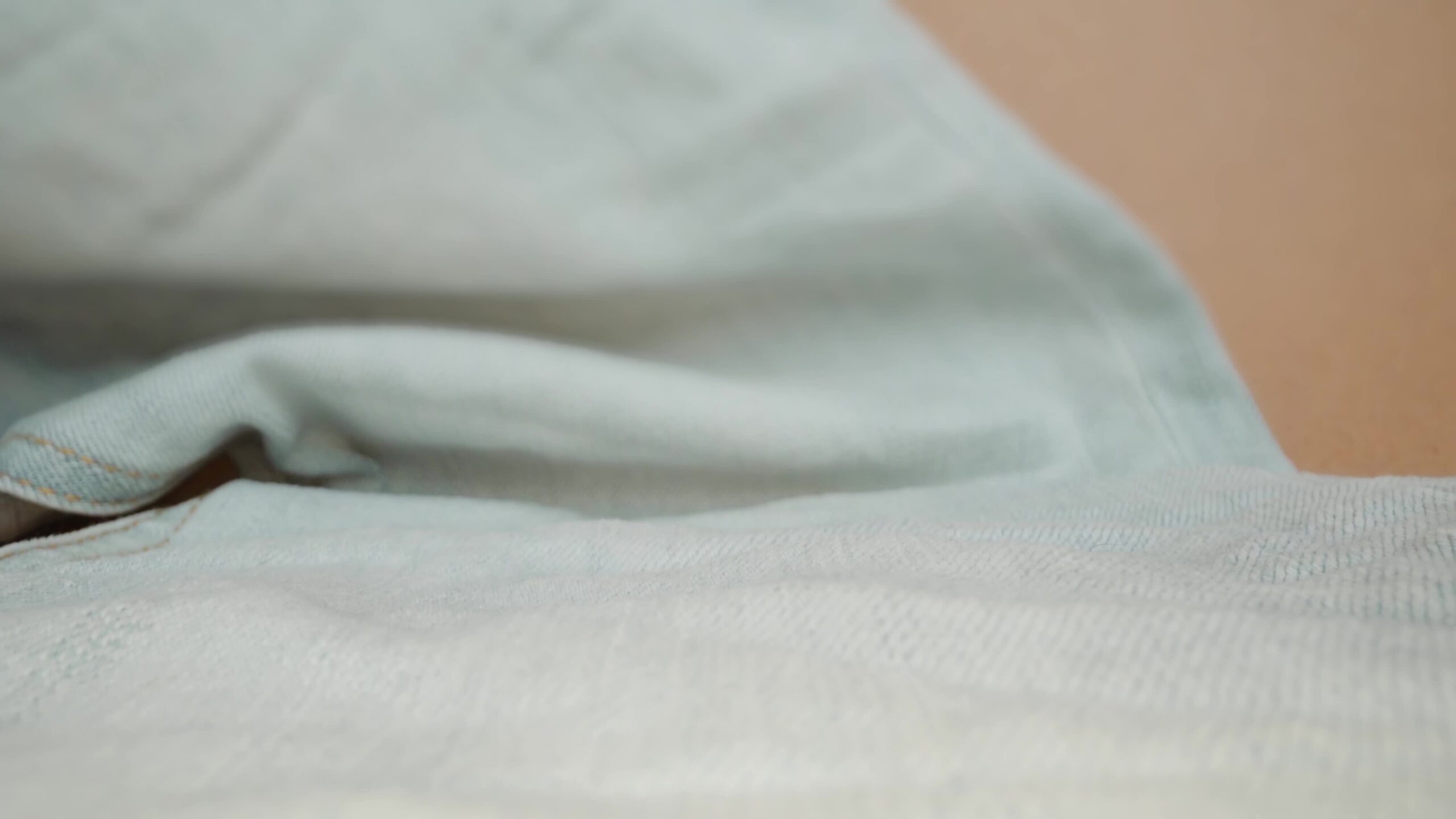 Pantaloni in denim con cuciture gialle