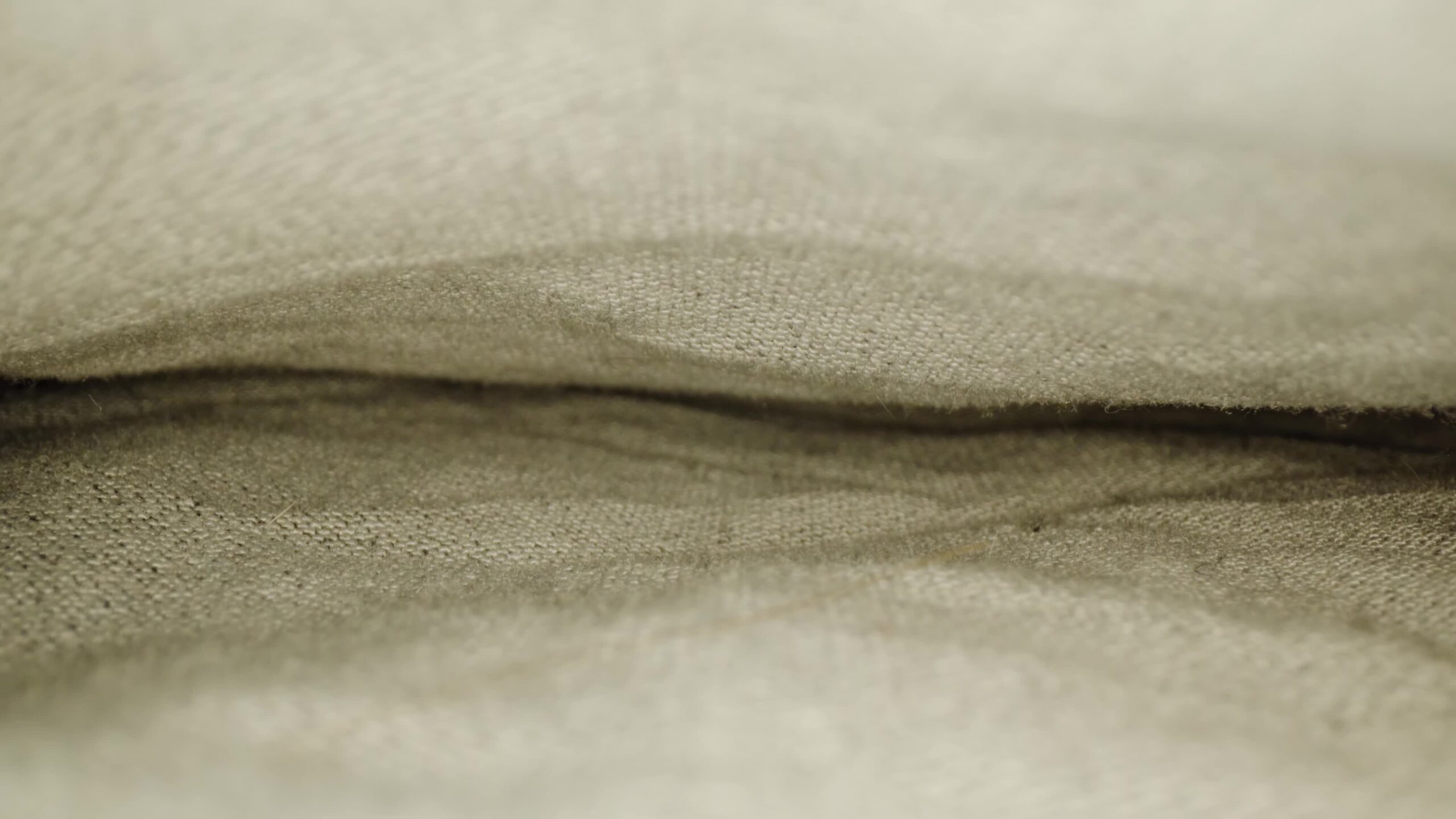 Jeans in tessuto denim scuro lato interno gamba dalla piega verso il basso