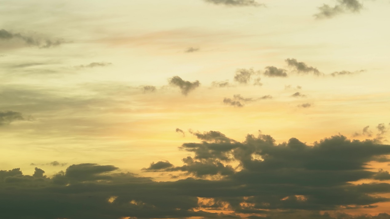 Nubi piovose scure nel cielo al tramonto arancione brillante