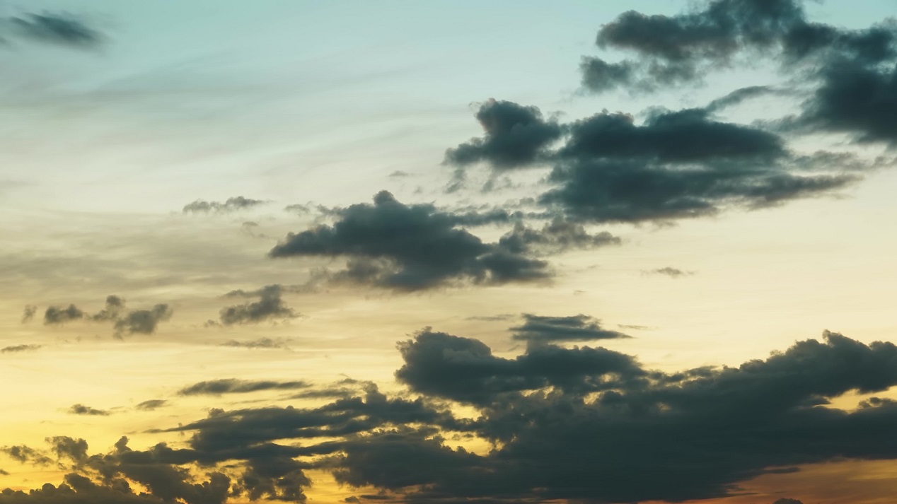 Nuvole scorrono in timelapse al tramonto