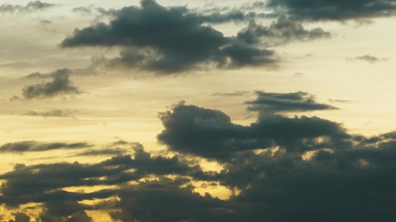 Nubi piovose sul cielo al tramonto dai colori brillanti