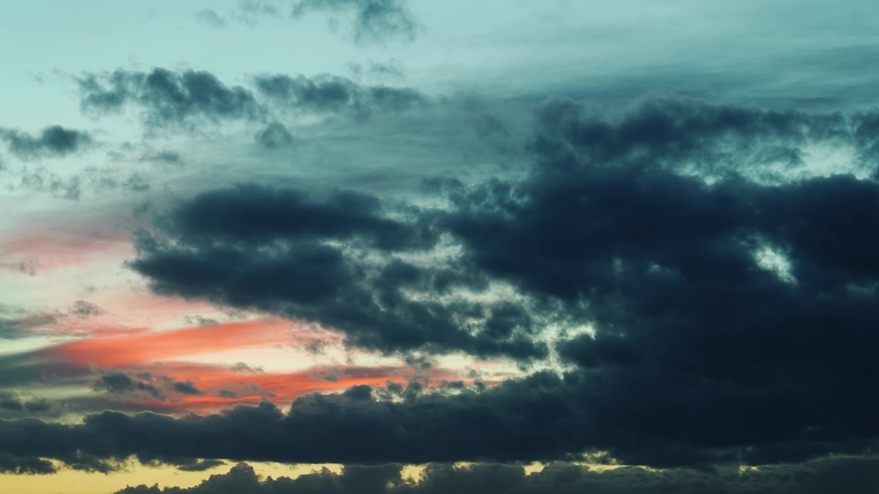 Nuvole galleggiano nel cielo dai colori brillanti al tramonto