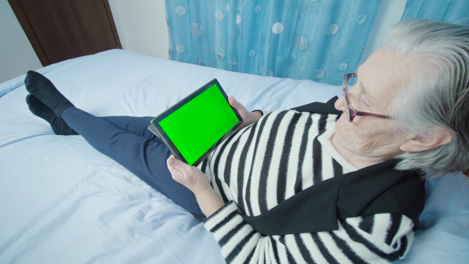 Informazioni all’Avanguardia: Donna Anziana con Tablet e Schermo Verde