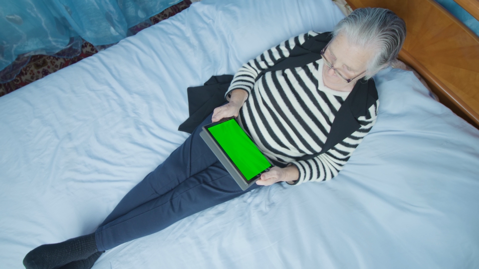 Lettura Rilassante: Donna Anziana con Tablet PC