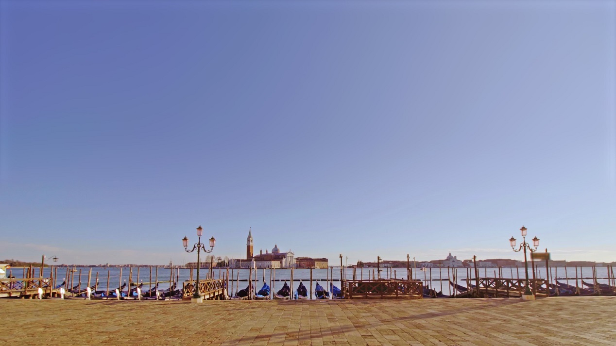Riva di Venezia con le gondole parcheggiate