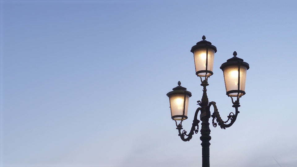 Venetian light pole